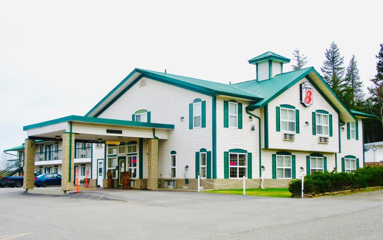 Super 8 By Wyndham 100 Mile House Hotell Eksteriør bilde