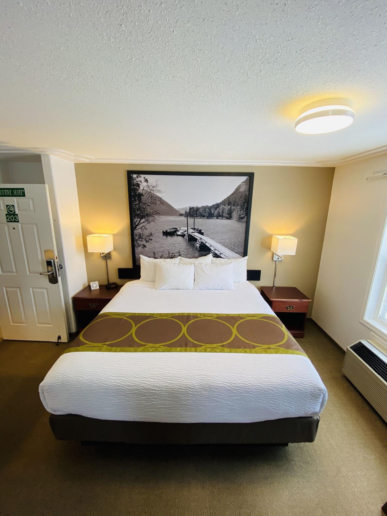 Super 8 By Wyndham 100 Mile House Hotell Eksteriør bilde