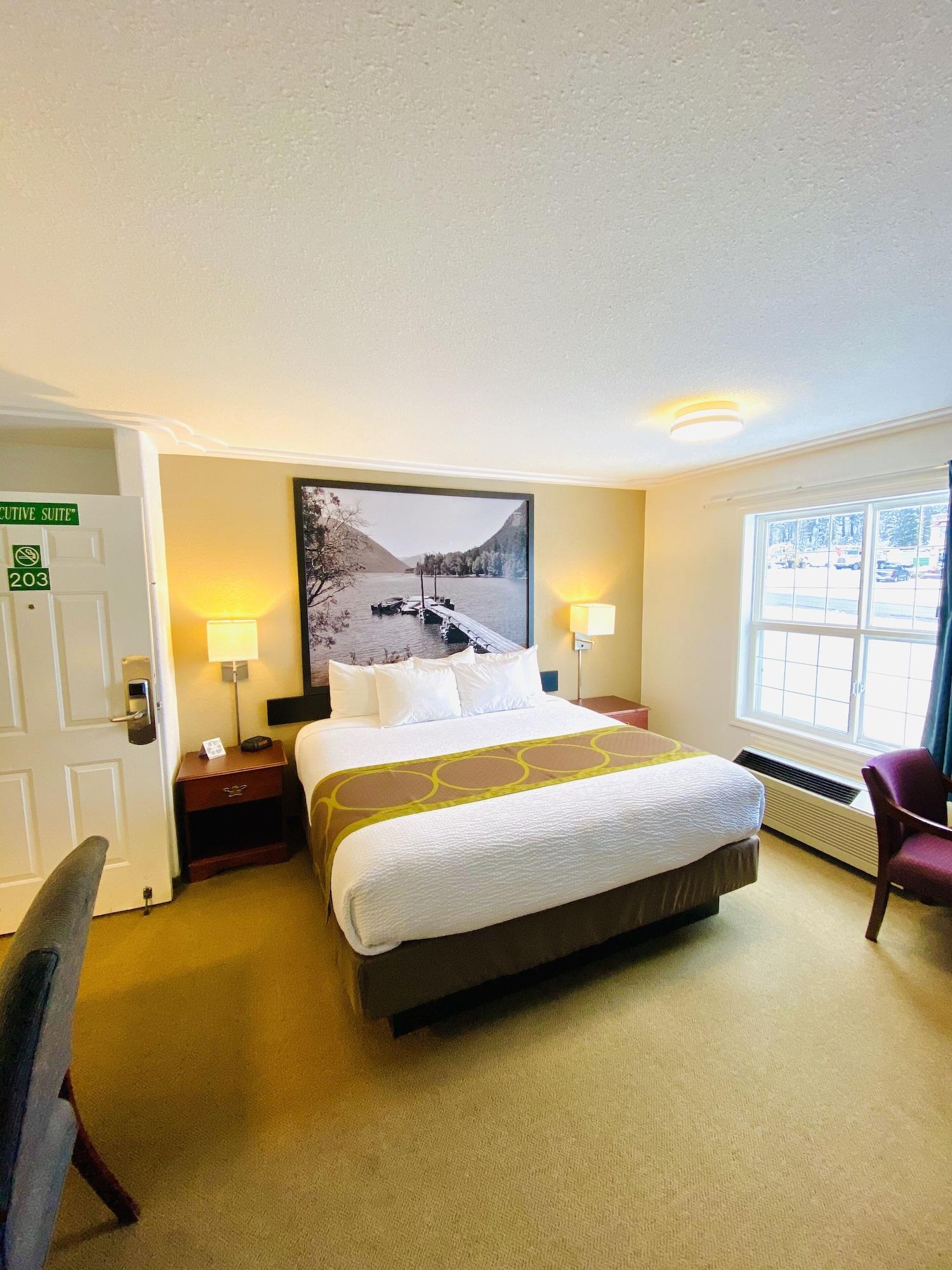 Super 8 By Wyndham 100 Mile House Hotell Eksteriør bilde