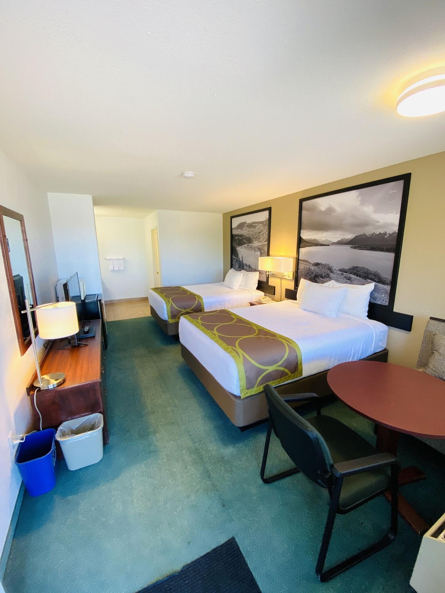 Super 8 By Wyndham 100 Mile House Hotell Eksteriør bilde
