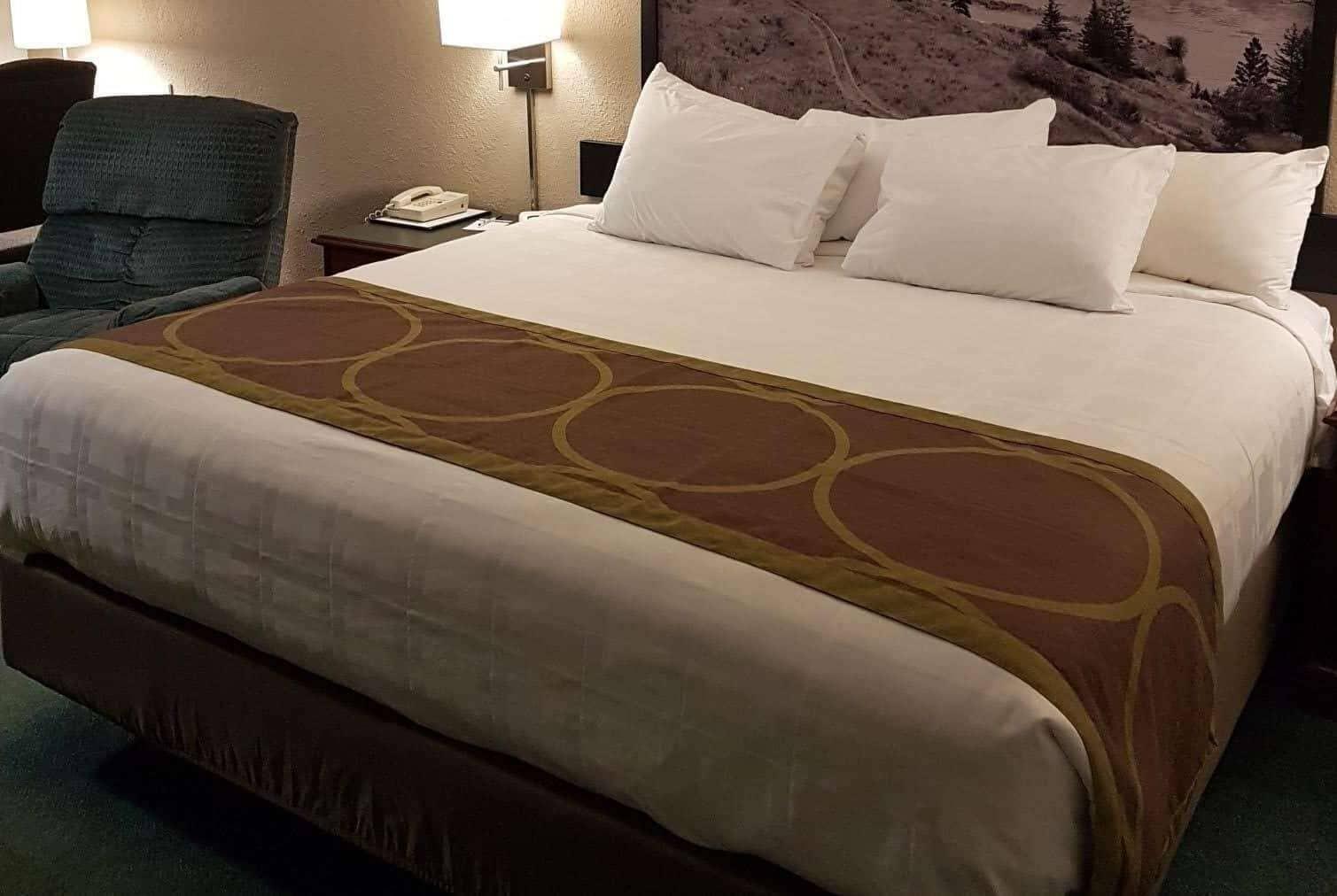 Super 8 By Wyndham 100 Mile House Hotell Eksteriør bilde