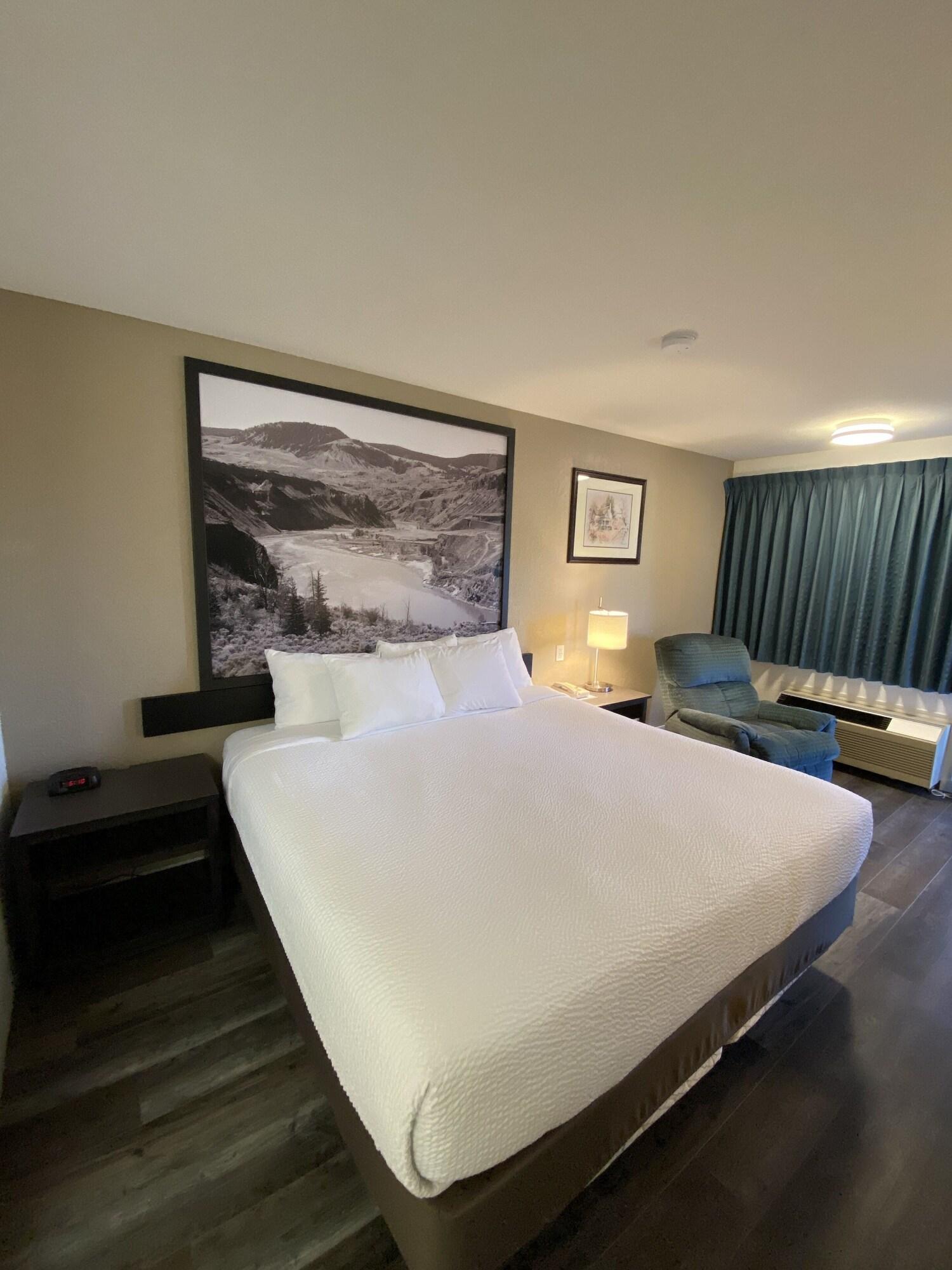 Super 8 By Wyndham 100 Mile House Hotell Eksteriør bilde