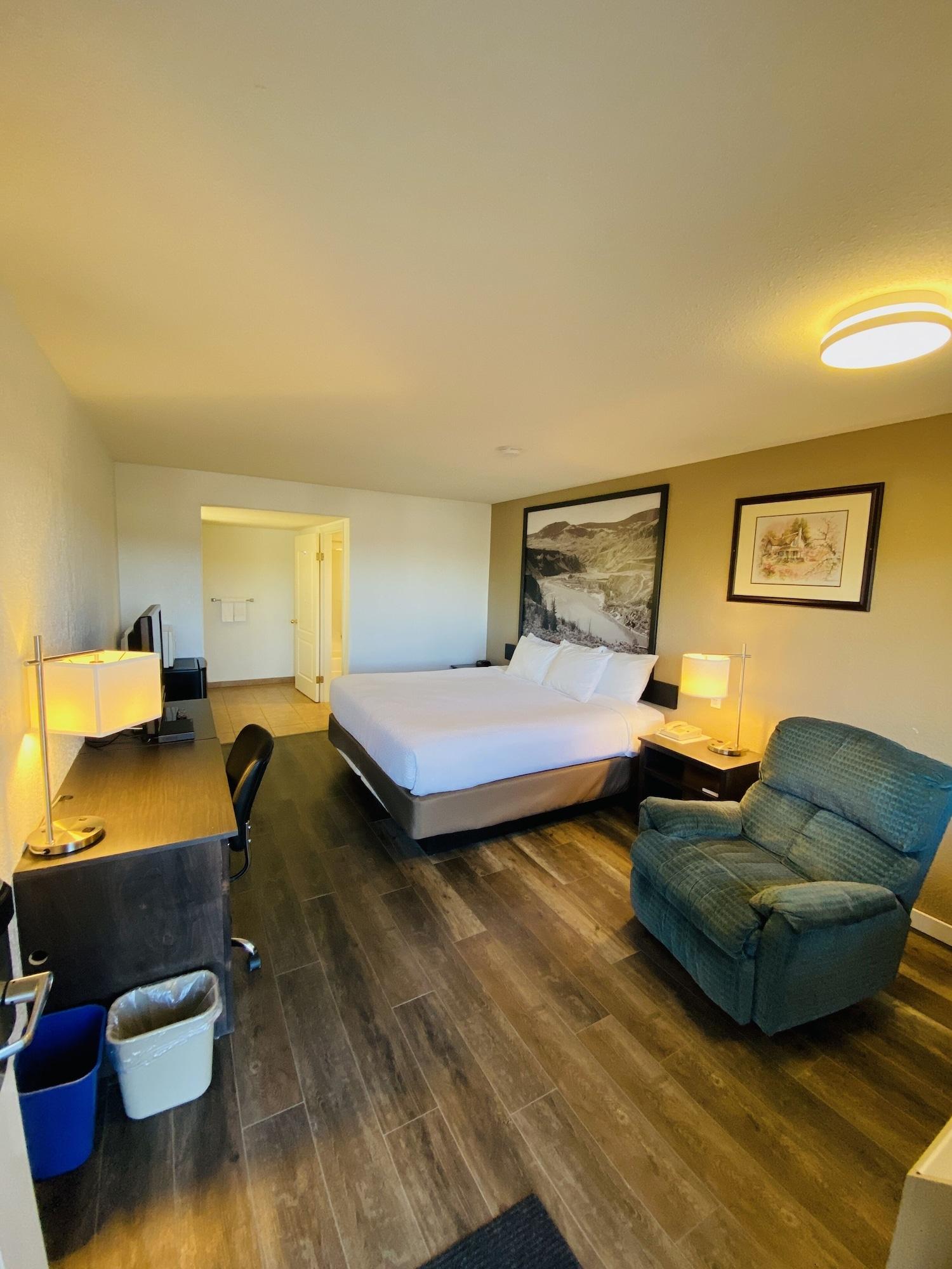 Super 8 By Wyndham 100 Mile House Hotell Eksteriør bilde