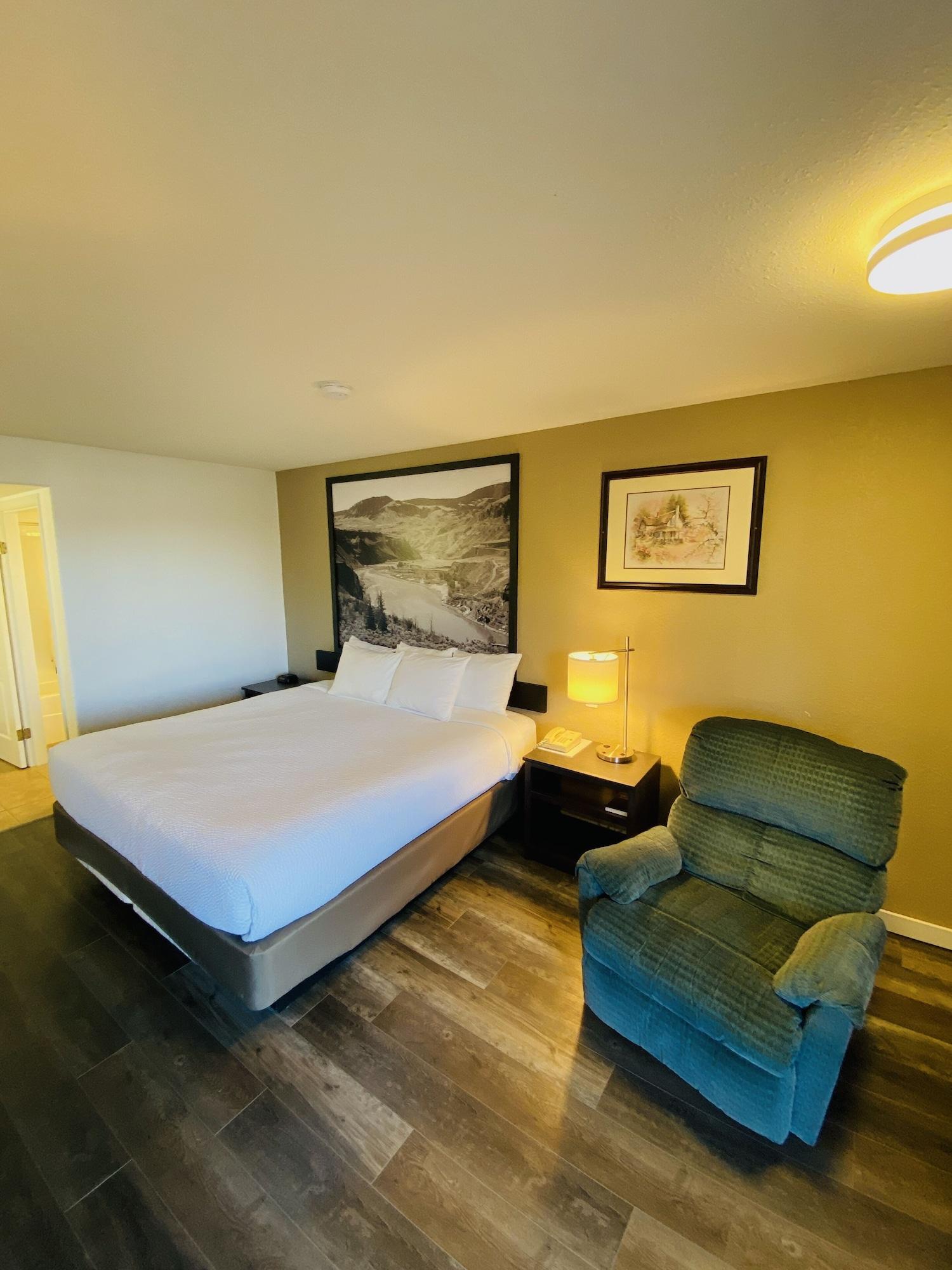 Super 8 By Wyndham 100 Mile House Hotell Eksteriør bilde
