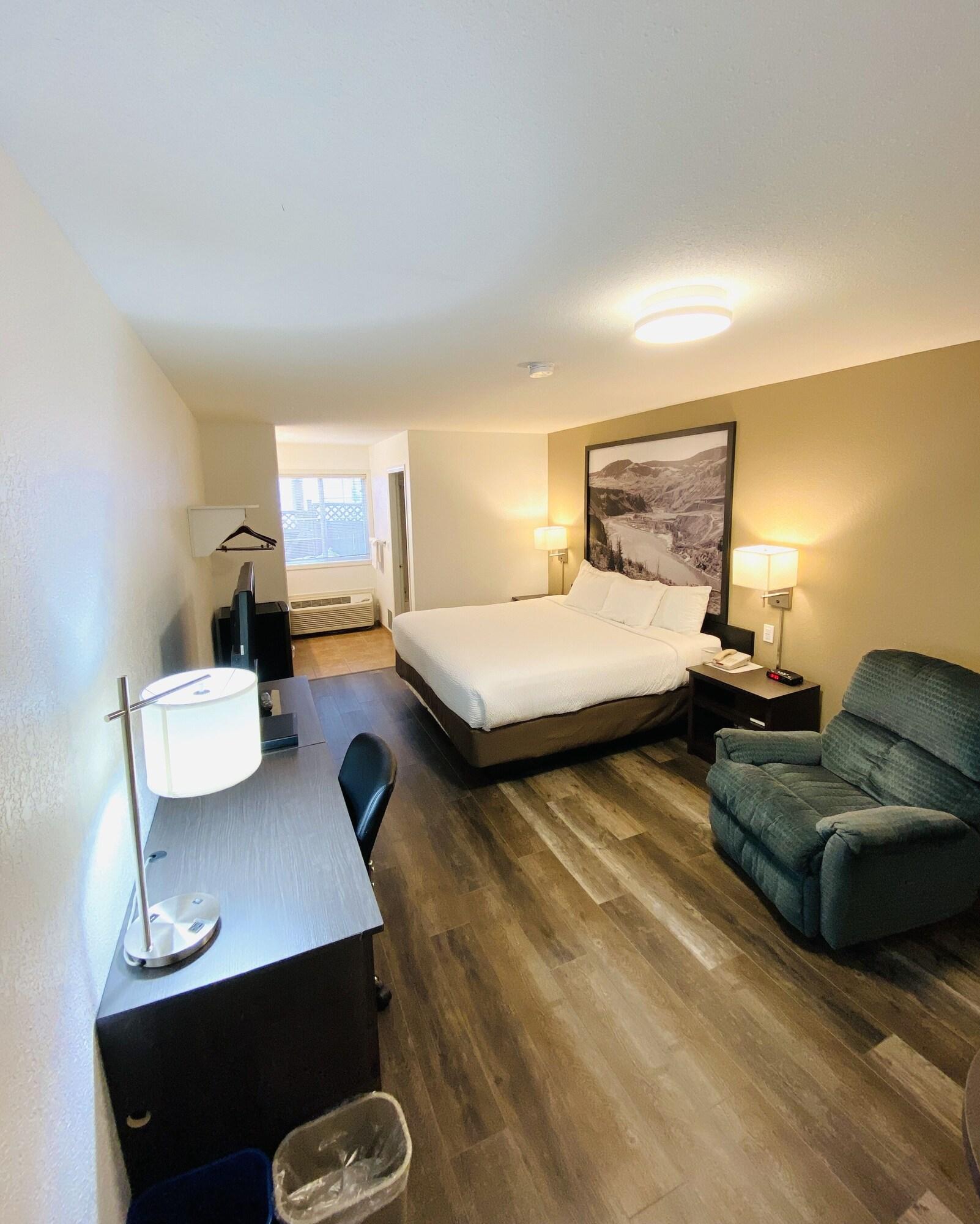 Super 8 By Wyndham 100 Mile House Hotell Eksteriør bilde