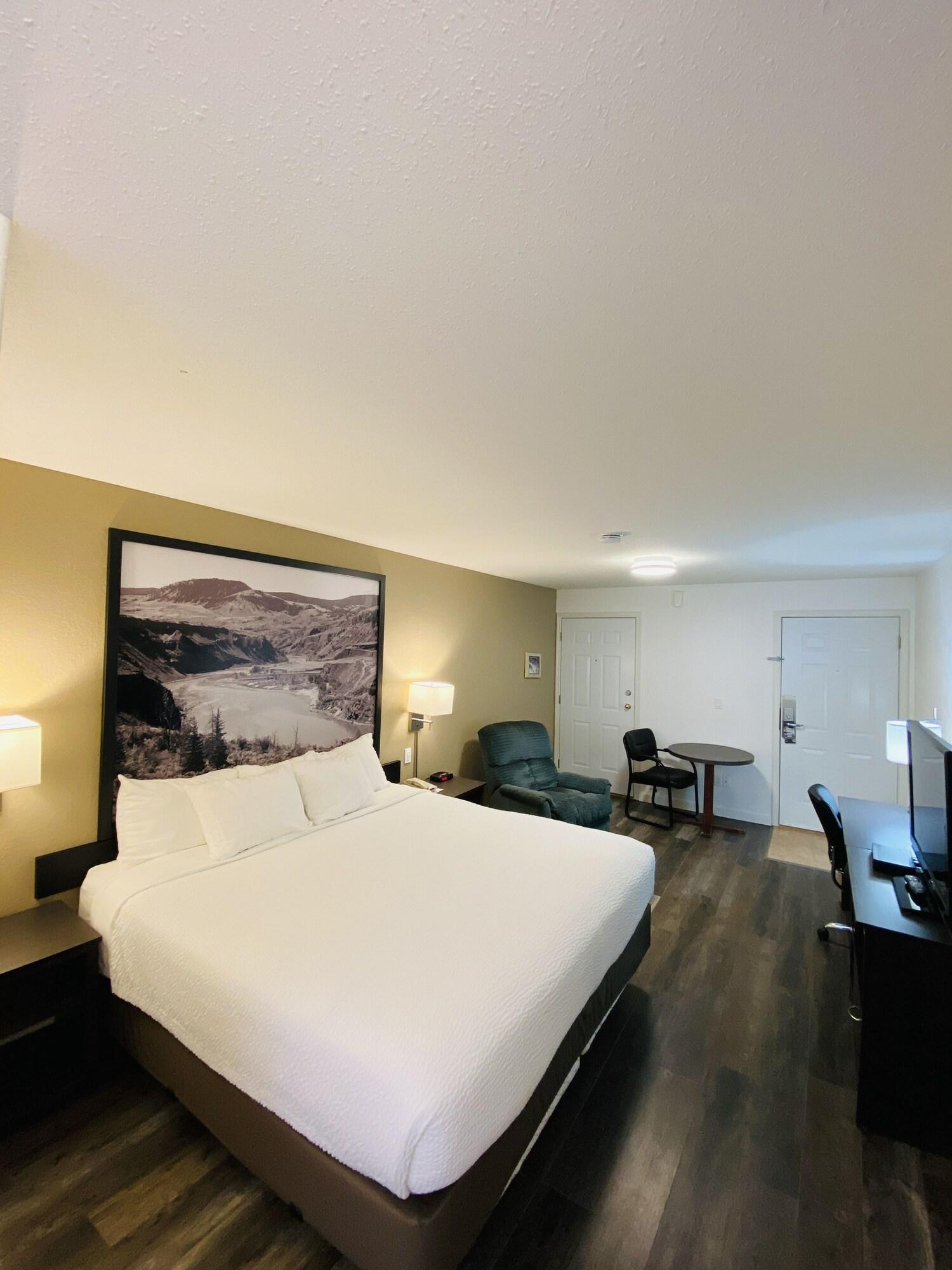 Super 8 By Wyndham 100 Mile House Hotell Eksteriør bilde