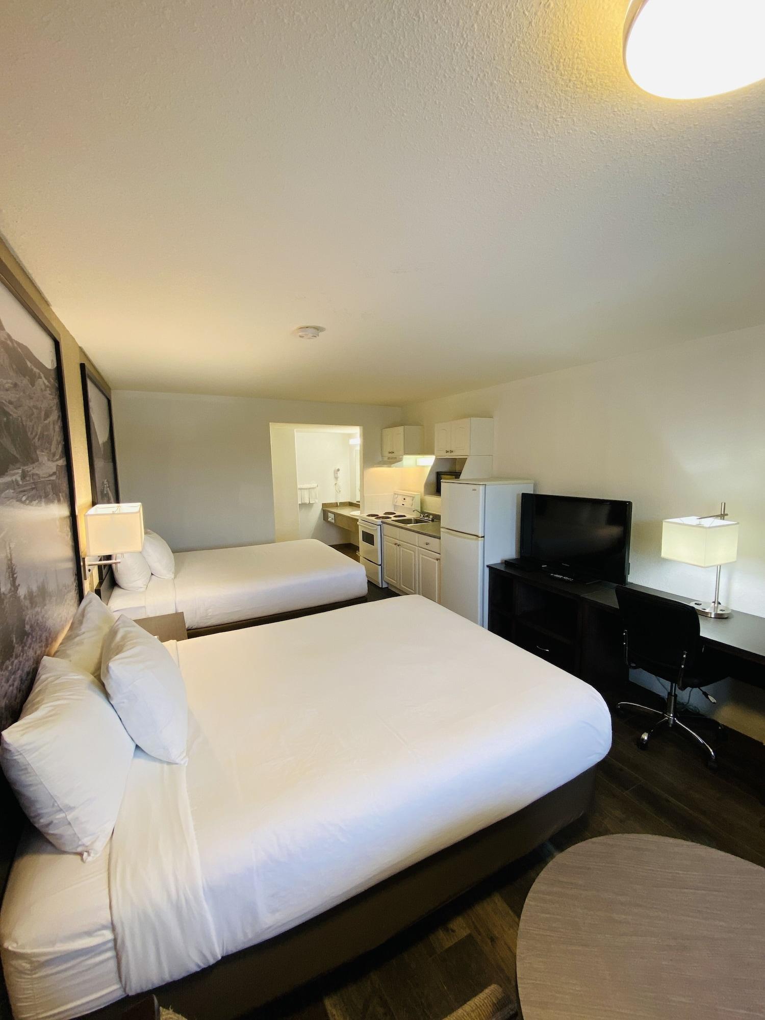 Super 8 By Wyndham 100 Mile House Hotell Eksteriør bilde