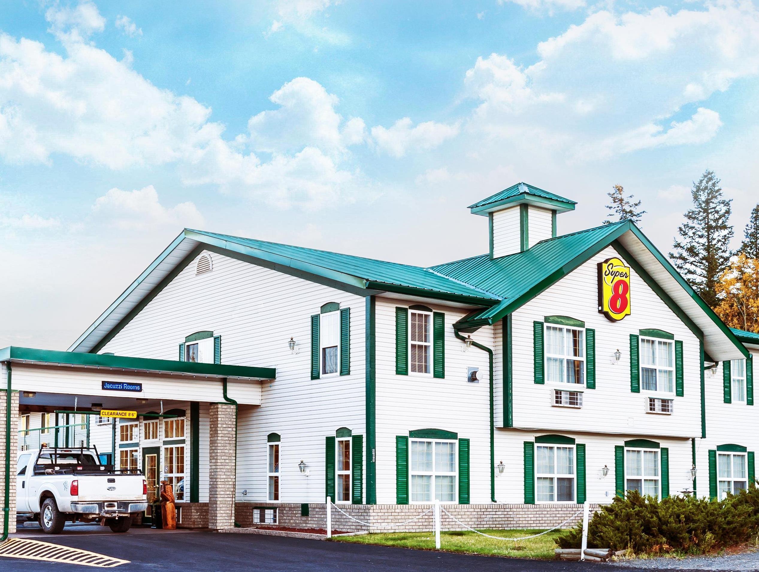Super 8 By Wyndham 100 Mile House Hotell Eksteriør bilde