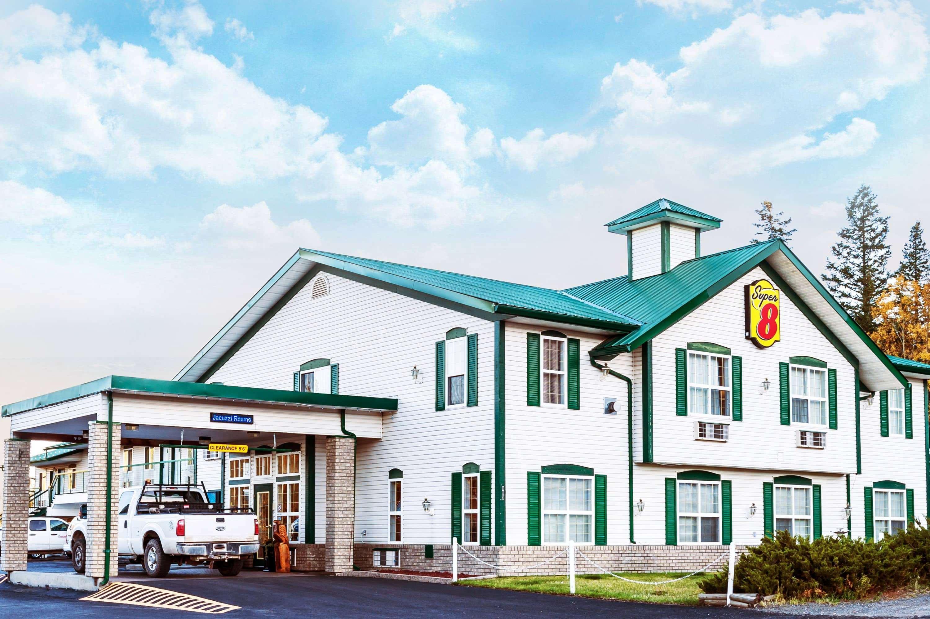 Super 8 By Wyndham 100 Mile House Hotell Eksteriør bilde