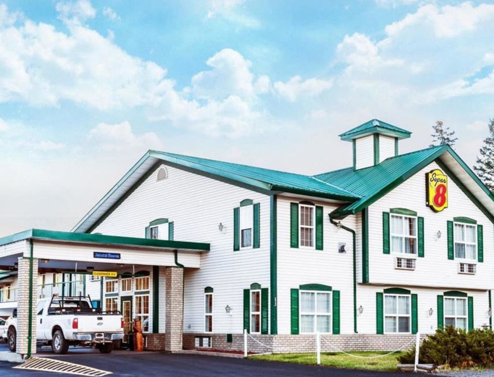 Super 8 By Wyndham 100 Mile House Hotell Eksteriør bilde