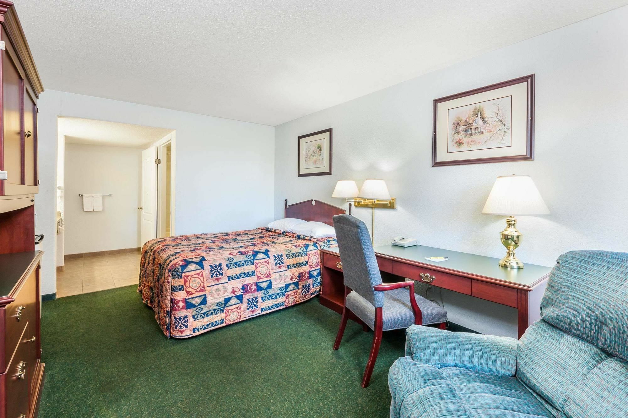 Super 8 By Wyndham 100 Mile House Hotell Eksteriør bilde