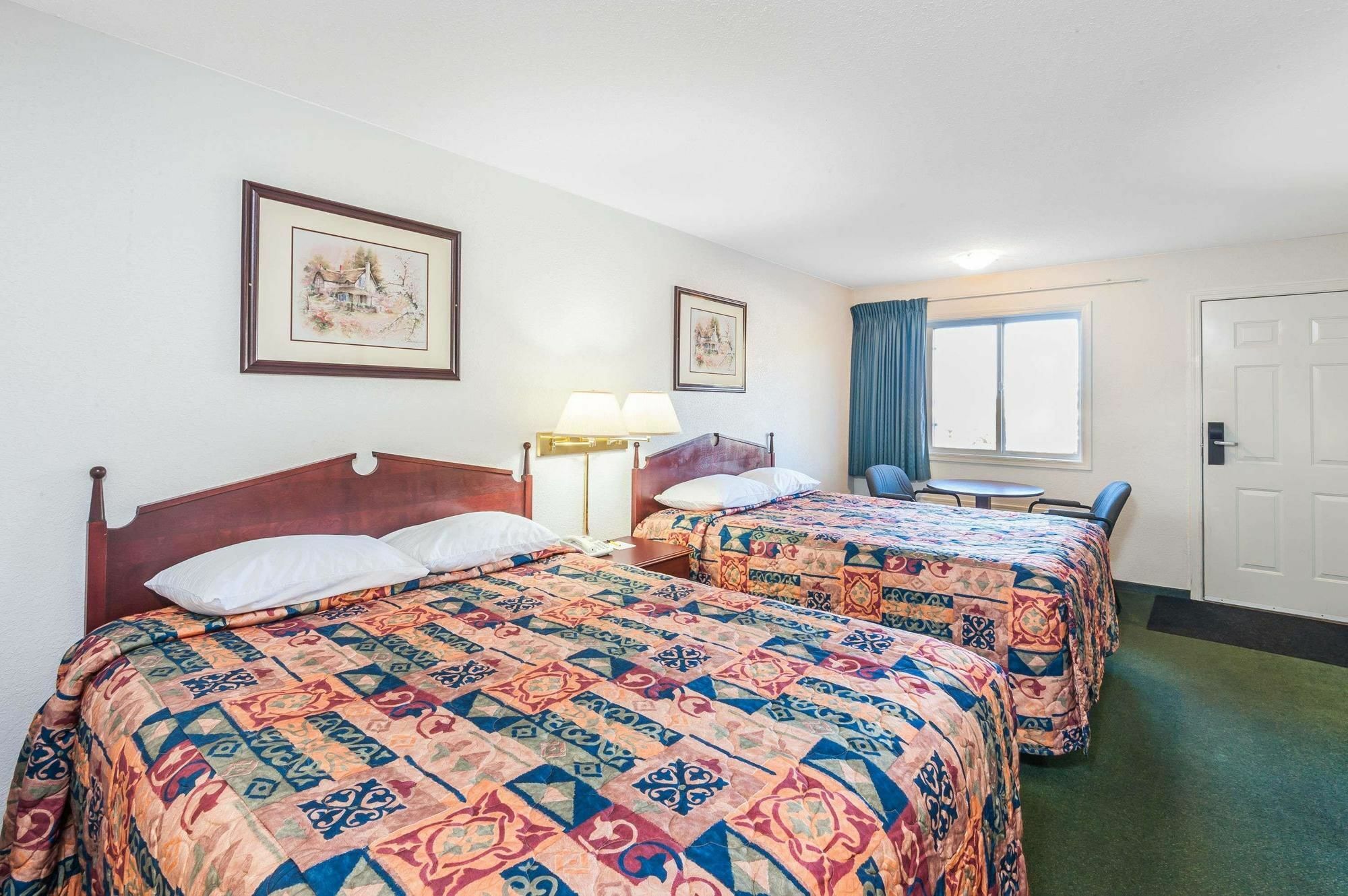 Super 8 By Wyndham 100 Mile House Hotell Eksteriør bilde
