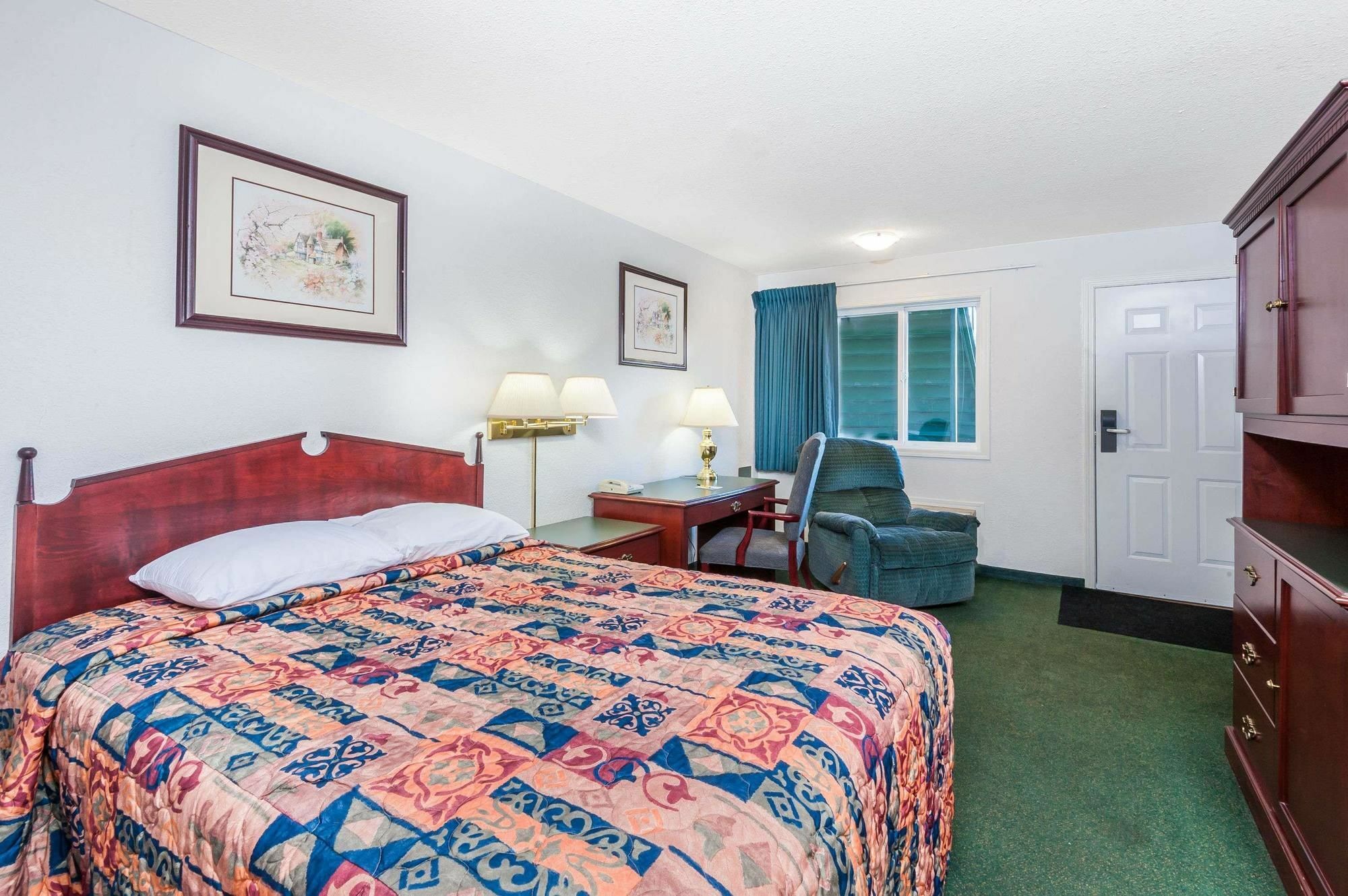 Super 8 By Wyndham 100 Mile House Hotell Eksteriør bilde